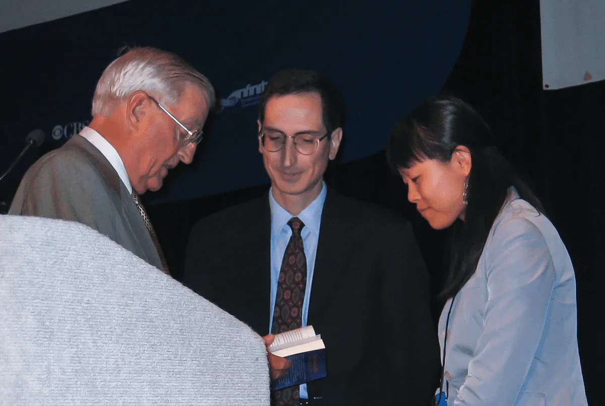 Representatives from the Epoch Times introducing the Nine Commentaries on the Communist Party to former U.S. Vice President Walter Mondale.