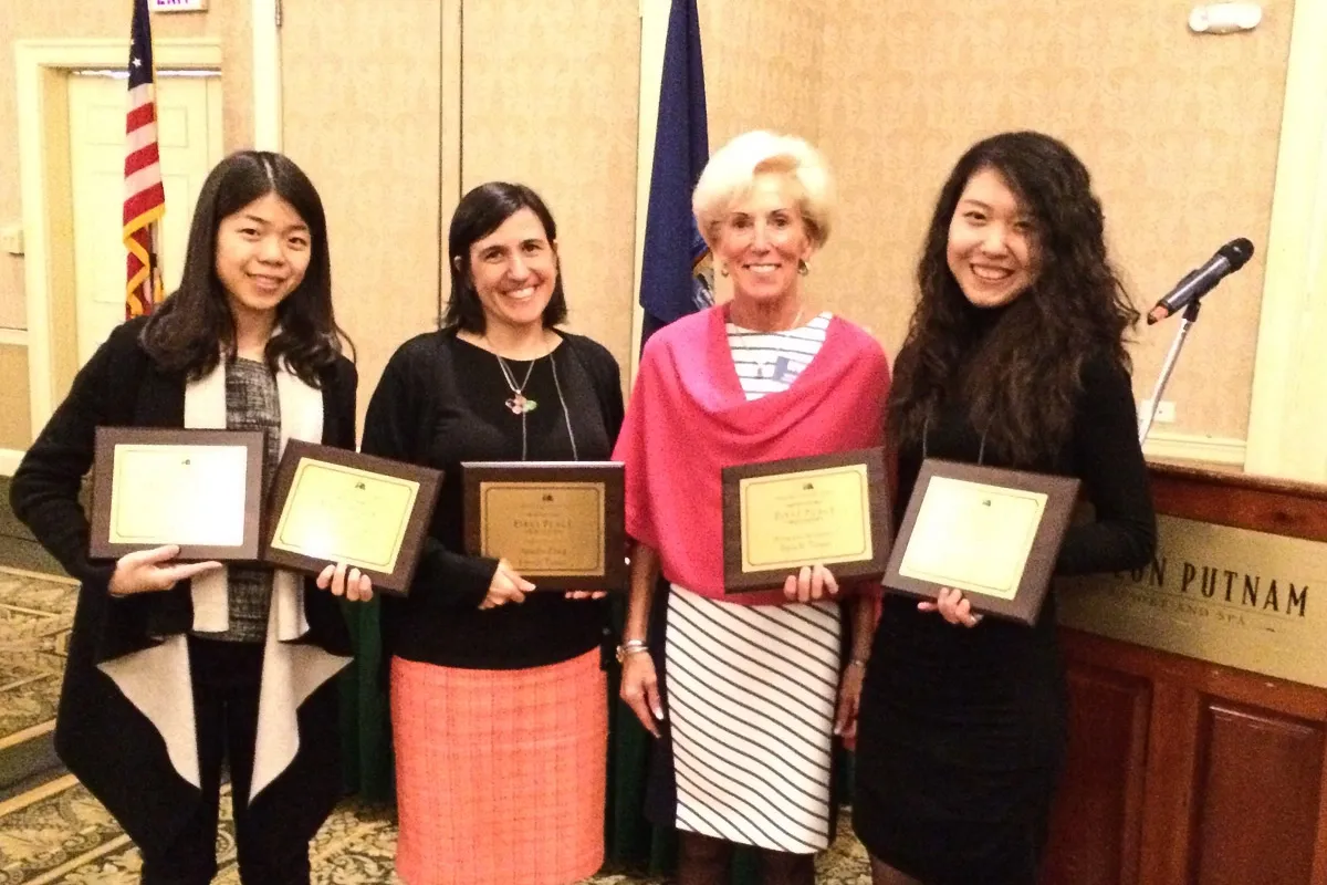 Michelle Rea, executive director of NYPA, and staff members from Epoch Times holding awards
