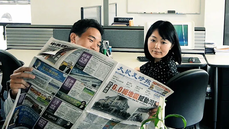 People read Epoch Times Newspaper